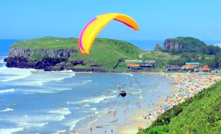 Kitnet S2 Em Torres-Rs - Na Mais Bela Praia Gaucha - Cozinha - Banheiro - Ar Condicionado - Tv Smart 32' - Wi-Fi - Estacionamento - Anfitria Superhost No Bnb 外观 照片
