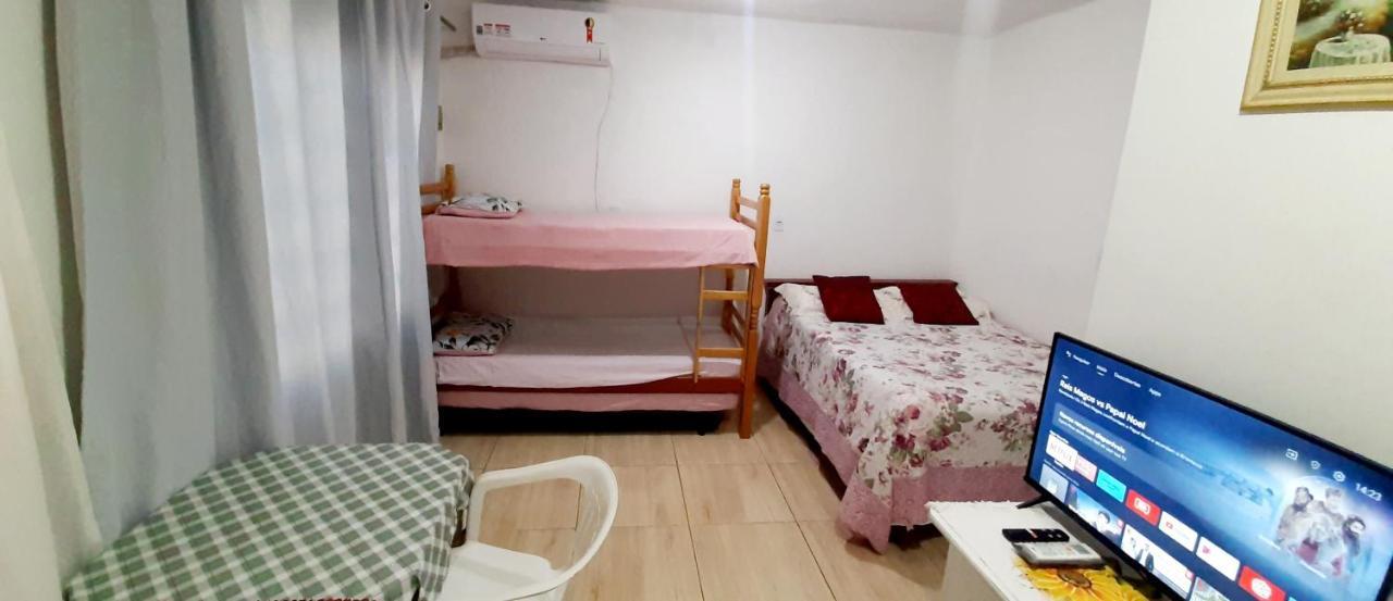 Kitnet S2 Em Torres-Rs - Na Mais Bela Praia Gaucha - Cozinha - Banheiro - Ar Condicionado - Tv Smart 32' - Wi-Fi - Estacionamento - Anfitria Superhost No Bnb 外观 照片