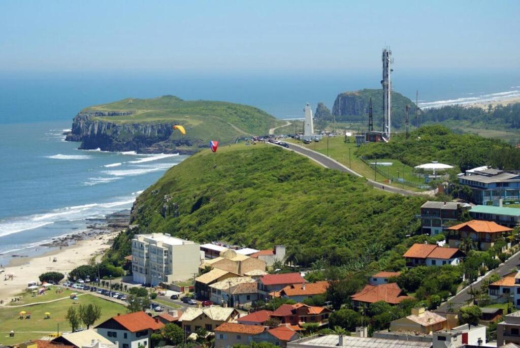 Kitnet S2 Em Torres-Rs - Na Mais Bela Praia Gaucha - Cozinha - Banheiro - Ar Condicionado - Tv Smart 32' - Wi-Fi - Estacionamento - Anfitria Superhost No Bnb 外观 照片